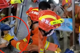 Video: Nghẹt thở xem giải cứu bé trai kẹt đầu giữa hai cửa kính