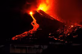 Núi lửa Tây Ban Nha “thức giấc”, dung nham tràn xuống phố