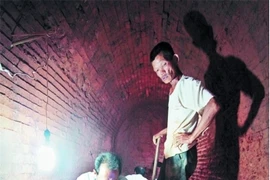 Thấy mộ cổ khi đào móng, đồ tùy táng còn nhưng hài cốt mất