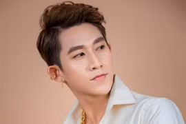 Nam ca sĩ hoảng hồn vì một khán giả nữ nhào lộn lên sân khấu