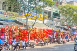 Phố bán đồ trang trí Tết vắng chưa từng thấy!
