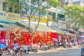 Phố bán đồ trang trí Tết vắng chưa từng thấy!