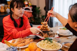 Cách đối phó với cô, bác 'nhiều chuyện' dịp Tết