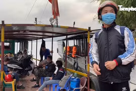 Những chuyến đò đưa tri thức trở lại điểm trường vùng lòng hồ sông Đà