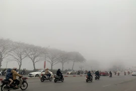 Sương mù phủ Hà Nội, xe cộ phải bật đèn để di chuyển?