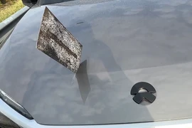 Tấm thép bay như phi tiêu, cắm phập vào nắp capo ô tô