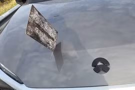 Tấm thép bay như phi tiêu, cắm phập vào nắp capo ô tô