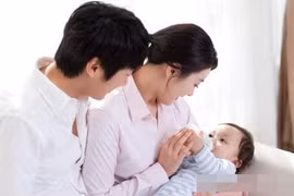 Buổi sáng nên cho bé uống sữa hay thức ăn đặc trước? 