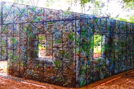 Ngôi nhà độc đáo tại Panama được làm từ một triệu chai nhựa