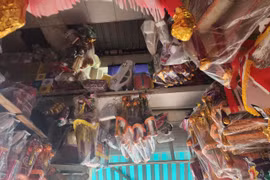 Chợ vàng mã vắng bóng siêu xe, biệt thự dịp cận Tết