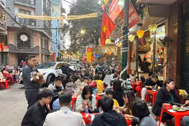 Hàng ăn, quán cà phê “hốt bạc” xuyên Tết Nguyên Đán
