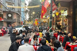Hàng ăn, quán cà phê “hốt bạc” xuyên Tết Nguyên Đán
