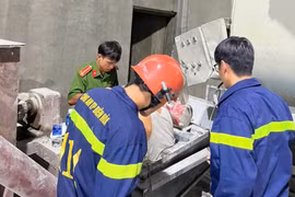 Giải cứu nam công nhân bị kẹt trong máy trộn bột xi măng