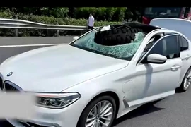 Clip: Lốp xe rơi khỏi xe tải, đập nát kính chắn gió BMW trên cao tốc