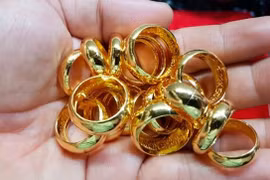 Nhà chồng đuổi vợ khi phát hiện vàng cưới là giả