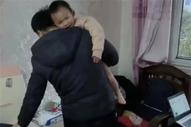 Chồng gọi điện than thở, vợ vừa buồn vừa mừng 