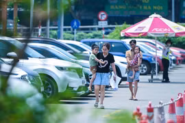 'Biển người' vào trung tâm thương mại trốn nắng mua sắm kỳ nghỉ lễ 