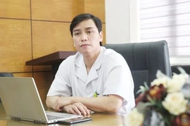 Con trai nhờ bác sĩ sửa sổ y bạ của mẹ, lý do đau lòng