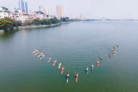 Lướt sóng Hồ Tây đầu hè, trải nghiệm khó tin và tuyệt vời