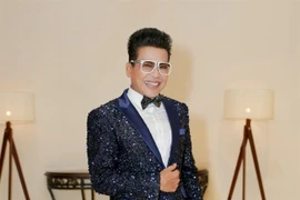 Thanh Bạch U70 - chăm tô son dặm phấn, vàng đeo theo ký