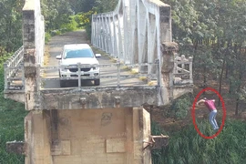 Người đàn ông để lại ô tô trên cầu, gieo mình xuống sông ở Bình Dương