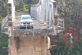 Người đàn ông để lại ô tô trên cầu, gieo mình xuống sông ở Bình Dương