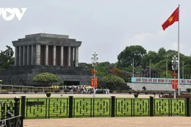 Hà Nội trang hoàng cờ hoa rực rỡ kỷ niệm 134 năm ngày sinh Bác Hồ