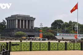 Hà Nội trang hoàng cờ hoa rực rỡ kỷ niệm 134 năm ngày sinh Bác Hồ