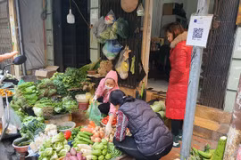 Đi chợ mua mớ rau, con cá, uống cốc trà đá cũng quét mã QR