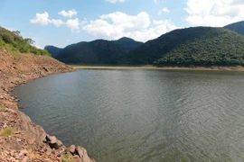 Truyền thuyết bí ẩn quanh hồ Fundudzi của Nam Phi