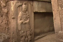 Người thợ cuối cùng làm sao để thoát ra lăng mộ đóng kín?