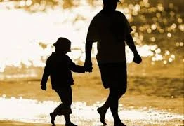 Lén gửi tiền nuôi con riêng, tôi rơi nước mắt khi nghe vợ nói