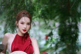 Newsfeed Rate: Mỹm Trần hớ hênh với yếm đào