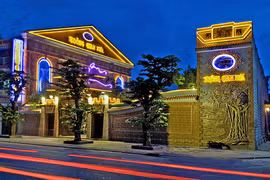 Dính nợ xấu, đại gia Huy “máy nổ” bị siết nợ nhà gỗ 650 tỷ?