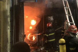 Cắt chuồng cọp cứu 3 người trong nhà cháy lúc sáng sớm ở quận Hai Bà Trưng