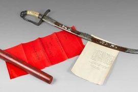 Đấu giá kim bài của vua Khải Định, kiếm báu của vua Hàm Nghi