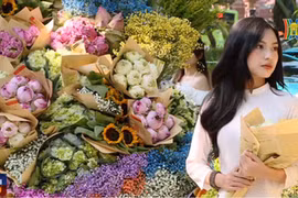 Xao xuyến chụp ảnh trên phố Phan Đình Phùng độ vào thu