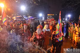 Hàng nghìn du khách đội mưa, trắng đêm dự lễ khai ấn đền Trần
