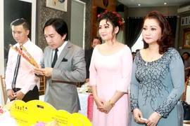 Con gái Kim Tử Long chỉ gọi mẹ kế Trinh Trinh là chị