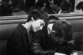 Bức ảnh hiếm về tình yêu tại Paris sau chiến tranh