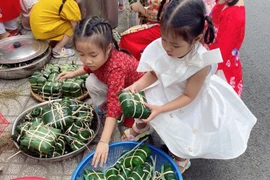 Tết đến, cha mẹ nên dạy trẻ những gì?