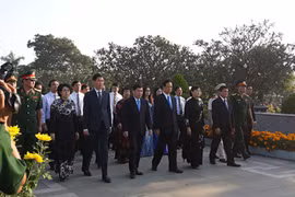 Nguyên Thủ tướng Nguyễn Tấn Dũng dâng hương tại Nghĩa trang TP HCM