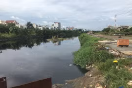 Hãi hùng phát hiện thi thể người phụ nữ dưới lòng kênh 