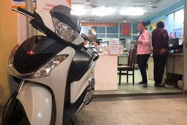 SH biển “tứ quý 7” đậu mất trật tự ở phòng tiếp dân Đội CSGT