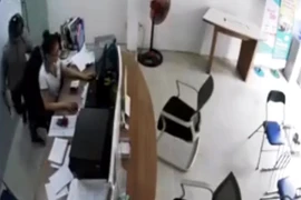 Cô gái Sài Gòn 'đấu tay đôi' với tên cướp dí dao vào cổ mình