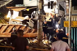 2 xe tải lao vào nhà dân trong đêm, nhiều người bị thương