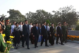 Nguyên Thủ tướng Nguyễn Tấn Dũng dâng hương tại Nghĩa trang TP HCM