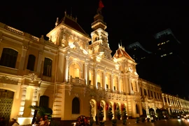 Xem bắn pháo hoa 30/4, người nườm nượp đổ về trung tâm TP HCM