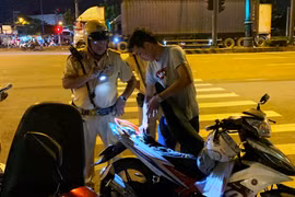Chỉ trong 1 giờ, CSGT cửa ngõ Sài Gòn bắt hàng chục 'ma men' trên xa lộ