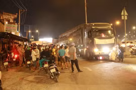 Xe đầu kéo cuốn xe máy vào gầm, hai người tử vong thương tâm